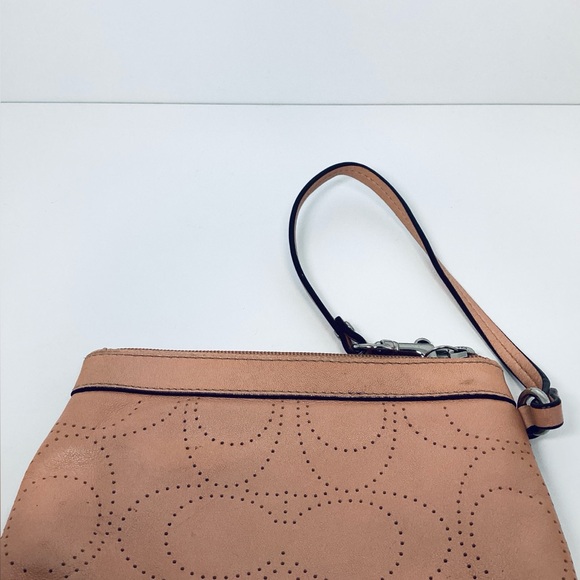 🐳 Coach Peach Perforated Wristlet - Picture 9 of 14